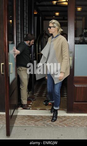 Karolina Kurkova macht einen Spaziergang in Tribeca mit ihrem Sohn Tobin auf seine Micro-Scooter-Featuring: Karolina Kurkova Where: Manhattan, New York, USA bei: 5. November 2014 Stockfoto