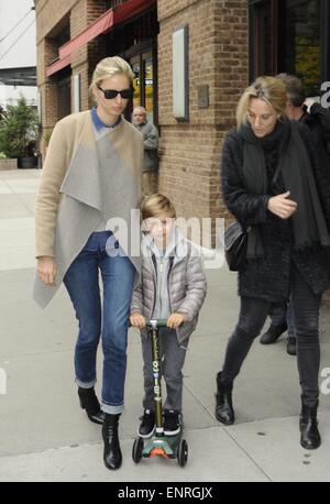 Karolina Kurkova macht einen Spaziergang in Tribeca mit ihrem Sohn Tobin auf seine Micro-Scooter-Featuring: Karolina Kurkova, Tobin Drury wo: Manhattan, New York, USA bei: 5. November 2014 Stockfoto