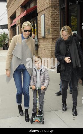 Karolina Kurkova macht einen Spaziergang in Tribeca mit ihrem Sohn Tobin auf seine Micro-Scooter-Featuring: Karolina Kurkova, Tobin Drury wo: Manhattan, New York, USA bei: 5. November 2014 Stockfoto