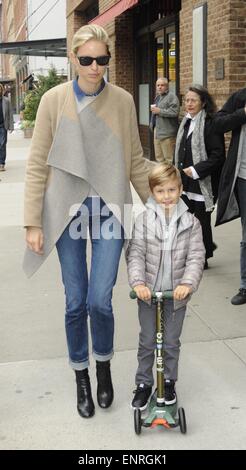 Karolina Kurkova macht einen Spaziergang in Tribeca mit ihrem Sohn Tobin auf seine Micro-Scooter-Featuring: Karolina Kurkova, Tobin Drury wo: Manhattan, New York, USA bei: 5. November 2014 Stockfoto