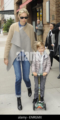 Karolina Kurkova macht einen Spaziergang in Tribeca mit ihrem Sohn Tobin auf seine Micro-Scooter-Featuring: Karolina Kurkova, Tobin Drury wo: Manhattan, New York, USA bei: 5. November 2014 Stockfoto