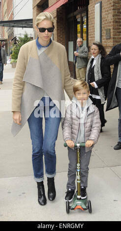 Karolina Kurkova macht einen Spaziergang in Tribeca mit ihrem Sohn Tobin auf seine Micro-Scooter-Featuring: Karolina Kurkova, Tobin Drury wo: Manhattan, New York, USA bei: 5. November 2014 Stockfoto