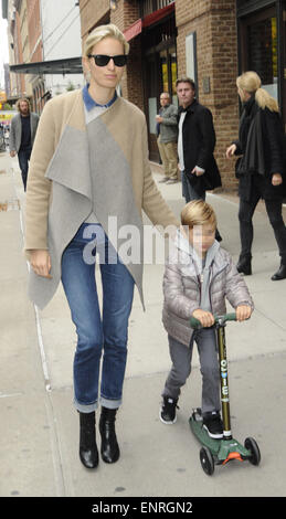 Karolina Kurkova macht einen Spaziergang in Tribeca mit ihrem Sohn Tobin auf seine Micro-Scooter-Featuring: Karolina Kurkova, Tobin Drury wo: Manhattan, New York, USA bei: 5. November 2014 Stockfoto