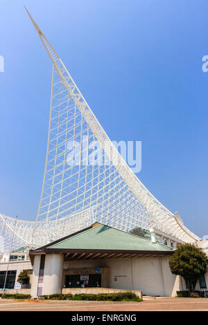 Das weiße Metall rahmen struktur der Kobe Maritime Museum. Die gitterkonstruktion wurde gebaut, um den Rumpf eines Schiffes zu ähneln. Tagsüber, und blauer Himmel Stockfoto