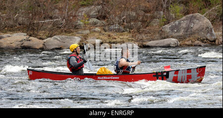 Zwei Männer im Kampf gegen die Stromschnellen auf den Hudson River USA Amerika Adirondack State Park Adirondacks mad River Kanu. Stockfoto