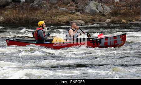 Zwei Männer im Kampf gegen die Stromschnellen auf den Hudson River USA Amerika Adirondack State Park Adirondacks mad River Kanu. Stockfoto