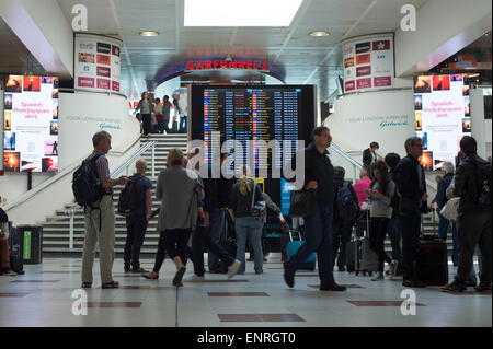 Passagiere auf der Anzeigentafel am Gatwick Flughafenterminal Nord Stockfoto