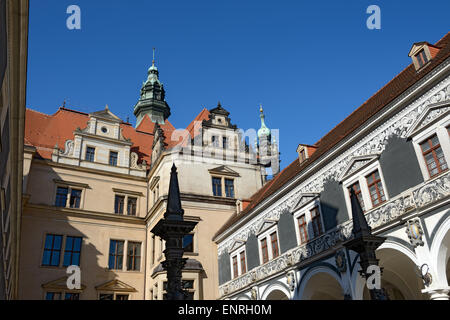 Blick vom Stall Hof (Stallhof) in Richtung Dach und Türmchen von George Gate des Dresdner Schlosses, Sachsen, Deutschland. Stockfoto