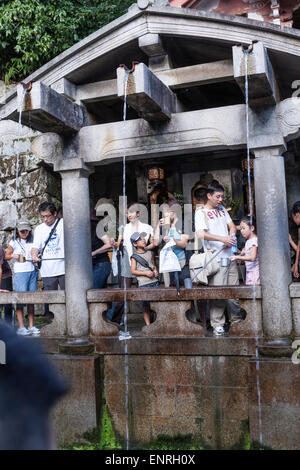 Otowa-keine-Taki, dem Wasserfall, wo Besucher für Gesundheit, Langlebigkeit und Erfolg in Studien im Kiyomizu-Dera-Tempel, Kyoto trinken, Stockfoto