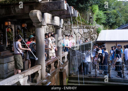 Otowa-keine-Taki, dem Wasserfall, wo Besucher für Gesundheit, Langlebigkeit und Erfolg in Studien im Kiyomizu-Dera-Tempel, Kyoto trinken, Stockfoto