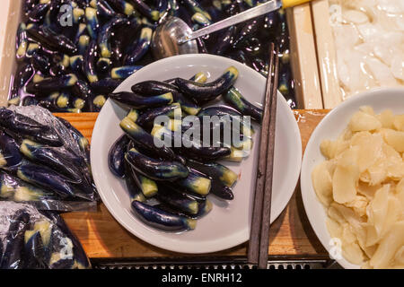 Eingelegte Auberginen/Aubergine in Omicho Markt, Kanazawa, Stockfoto