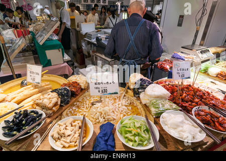 Imbissstände in Omicho Markt, Kanazawa, Stockfoto