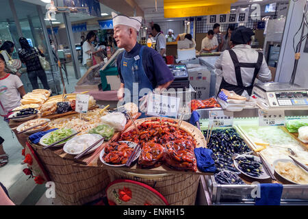 Imbissstände in Omicho Markt, Kanazawa Stockfoto