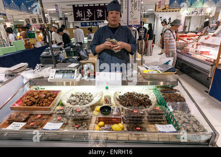 Lebensmittel-Hersteller mit Geldscheinen in Omicho Markt, Kanazawa Stockfoto