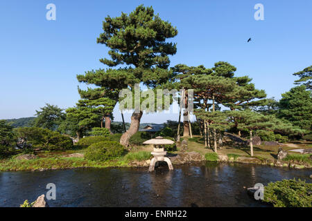 Die Kotoji Toro Kenroku-en befindet sich in Kanazawa, Ishikawa, eines der drei großen Gärten Japans. Stockfoto