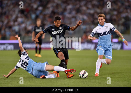 Rom, Italien. 10. Mai 2015. Serie A Fußball. Lazio gegen Inter Mailand. Marco Parolo (Laz) Herausforderungen Fredy Guarin (Int) Credit: Action Plus Sport/Alamy Live News Stockfoto