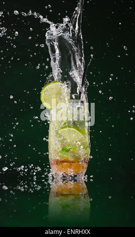 Frischen Mojito Drink mit Eiswürfeln und Spritzer auf schwarzem Hintergrund Stockfoto