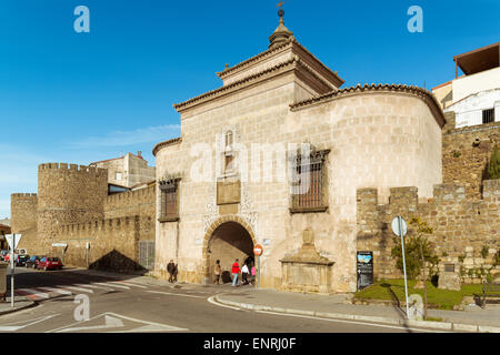 Tor in der Mauer, die das historische Zentrum von Plasencia schützt. Trujillo Tür, Cáceres, Extremadura, Spanien, Europa. Stockfoto