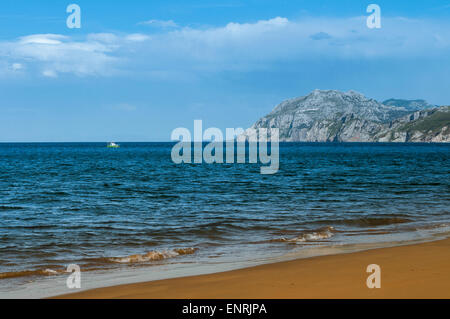 Salve, Strand und ein Boot in der Bucht von Biskaya, Laredo, Kantabrien, Spanien, Europa. Stockfoto