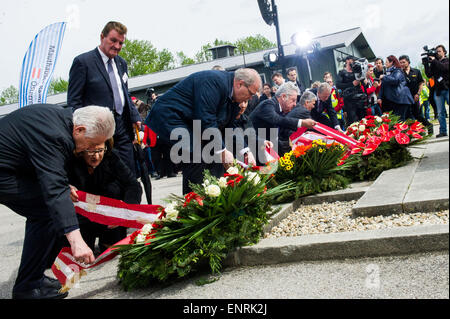 Wien, Österreich. 10. Mai 2015. Vertreter der österreichischen Regierung präsentieren Kränze um den getöteten im Rahmen einer Feierstunde zum 70. Jahrestag der Befreiung des KZ Mauthausen in dem Land Oberösterreich, Österreich, 10. Mai 2015. Ausländische Delegationen, österreichischer Politiker und Überlebenden gesammelt mit Tausenden von Menschen, zum Gedenken an den 70. Jahrestag der Befreiung des Konzentrationslagers Mauthausen am Sonntag. © Qian Yi/Xinhua/Alamy Live-Nachrichten Stockfoto