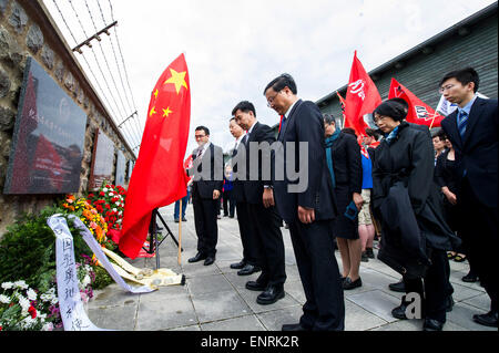 Wien, Österreich. 10. Mai 2015. Mitglieder der chinesischen Botschaft zollen Tribut getöteten im Rahmen einer Feierstunde zum 70. Jahrestag der Befreiung des KZ Mauthausen in dem Land Oberösterreich, Österreich, 10. Mai 2015. Ausländische Delegationen, österreichischer Politiker und Überlebenden gesammelt mit Tausenden von Menschen, zum Gedenken an den 70. Jahrestag der Befreiung des Konzentrationslagers Mauthausen am Sonntag. © Qian Yi/Xinhua/Alamy Live-Nachrichten Stockfoto