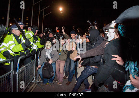 Anarchisten und anderen Demonstranten marschierten vom Trafalgar Square zum Platz vor dem Parlament gegen die Regierung zu demonstrieren. Sie nennen die Aktion "The Million Mask März," als Hommage an die "1605 Gunpowder Plot" in London wo: London, England, Vereinigtes Königreich bei: 5. November 2014 Stockfoto