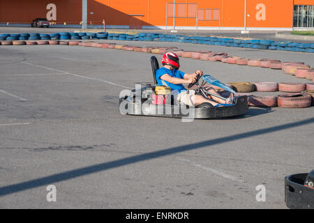 Mann in einer Schaltung Runde in Charkiw schnell eine Kart fahren Stockfoto