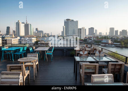 Dachterrasse mit Bar und Restaurant das River View Guest House in Bangkok, Thailand Stockfoto