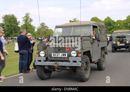 British Army Land Rover (1986). Chestnut Sunday, 10. Mai 2015. Bushy Park, Hampton Court, London Borough of Richmond, England, Großbritannien, Großbritannien, Europa. Vintage- und Oldtimer-Parade und Ausstellungen mit Messegelände und militärischen Nachstellungen. Kredit: Ian Bottle / Alamy Live News Stockfoto