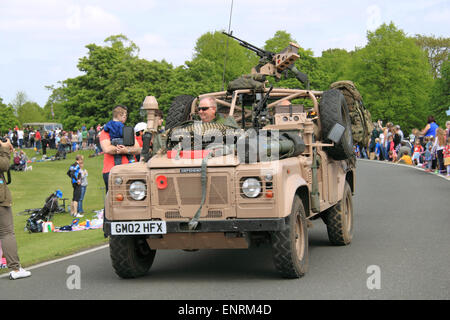 „Pathfinder“ Land Rover Defender (2002), Chestnut Sunday, 10. Mai 2015. Bushy Park, Hampton Court, London Borough of Richmond, England, Großbritannien, Großbritannien, Europa. Vintage- und Oldtimer-Parade und Ausstellungen mit Messegelände und militärischen Nachstellungen. Kredit: Ian Bottle / Alamy Live News Stockfoto