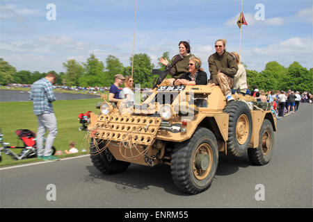 Daimler Ferret Mk1 Scout Car Liaison (1953), 10. Royal Hussars. Chestnut Sunday, 10. Mai 2015. Bushy Park, Hampton Court, London Borough of Richmond, England, Großbritannien, Großbritannien, Europa. Vintage- und Oldtimer-Parade und Ausstellungen mit Messegelände und militärischen Nachstellungen. Kredit: Ian Bottle / Alamy Live News Stockfoto
