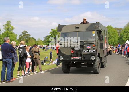 British Army Land Rover 101 Ambulanz Für Vorwärtsfahrt (1983). Chestnut Sunday, 10. Mai 2015. Bushy Park, Hampton Court, London Borough of Richmond, England, Großbritannien, Großbritannien, Europa. Vintage- und Oldtimer-Parade und Ausstellungen mit Messegelände und militärischen Nachstellungen. Kredit: Ian Bottle / Alamy Live News Stockfoto