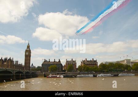 Die Red Arrows fliegen über Whitehall für die VE Tag feiern am 10. Mai 2015, London, England, UK Stockfoto