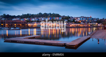 Ein Blick auf Hotwells in Bristol in der Abenddämmerung. Cabot Tower können blinken die roten Lichter auf Brandon Hügel in der Ferne gesehen werden. Stockfoto