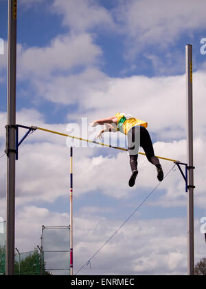 Mike Bartlett konkurriert im Stabhochsprung während der 2015 britischen Leichtathletik Liga Stockfoto