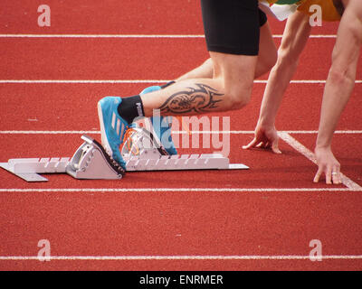 Ein Sportler-Füße gestellt Firlmy auf Startlöchern, bereit, ein Rennen zu starten Stockfoto