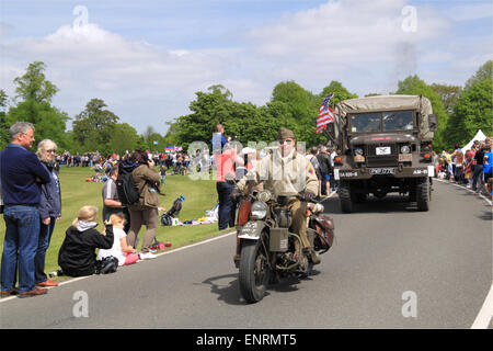 US Army Harley-Davidson WLA entsendet Motorrad und US Army Kaiser M52A2 Truck (1967). Chestnut Sunday, 10. Mai 2015. Bushy Park, Hampton Court, London Borough of Richmond, England, Großbritannien, Großbritannien, Europa. Vintage- und Oldtimer-Parade und Ausstellungen mit Messegelände und militärischen Nachstellungen. Kredit: Ian Bottle / Alamy Live News Stockfoto