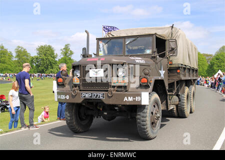 US Army Kaiser M52A2 Truck (1967). Chestnut Sunday, 10. Mai 2015. Bushy Park, Hampton Court, London Borough of Richmond, England, Großbritannien, Großbritannien, Europa. Vintage- und Oldtimer-Parade und Ausstellungen mit Messegelände und militärischen Nachstellungen. Kredit: Ian Bottle / Alamy Live News Stockfoto