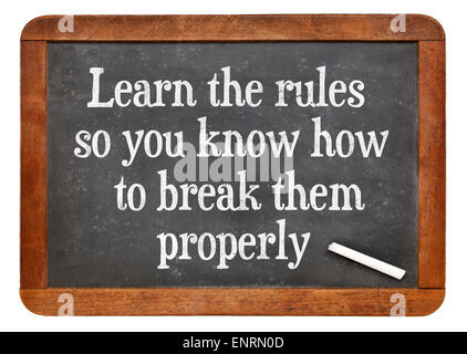 Lernen Sie die Regeln, damit Sie, heiß wissen, um sie richtig zu brechen. Inspirierende Worte auf einer Vintage Schiefer Tafel Stockfoto