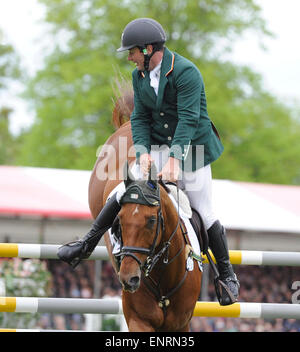 Badminton, UK. 10. Mai 2015. Mitsubishi Motors Badminton Horse Trials 2015. Badminton, England. Rolex Grand Slam-Turnier und ein Teil der FEI-Serie 4 Sterne. Finaltag Michael Ryan (IRL) Reiten Ballylynch Abenteuer in der Endphase - Springturnier Credit: Julie Badrick/Alamy Live News Stockfoto