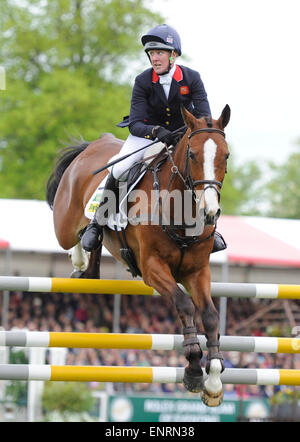 Badminton, UK. 10. Mai 2015. Mitsubishi Motors Badminton Horse Trials 2015. Badminton, England. Rolex Grand Slam-Turnier und ein Teil der FEI-Serie 4 Sterne. Finaltag Nicola Wilson (GBR) Reiten ein zwei viele in der Endphase - Springturnier Credit: Julie Badrick/Alamy Live News Stockfoto