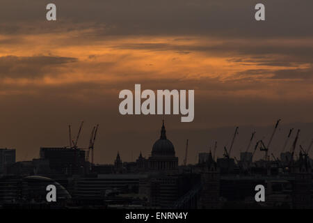 London, UK. 10. Mai 2015. Sonnenuntergang am Abend über St. Pauls Kathedrale Credit: Guy Corbishley/Alamy Live News Stockfoto