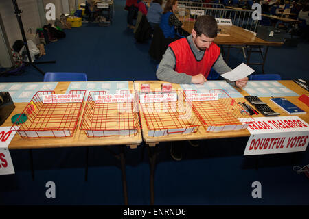 Belfast UK. 7. Mai 2015 Parlamentswahl: eines der kurfürstlichen Mitarbeiter vor der Getsunderway im Abschnitt zweifelhaft Stimmen zählen Stockfoto