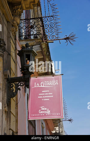 Melden Sie sich für La Guarida Paladar auf Außenseite des La Mansion Camaguey, Havanna, Kuba Stockfoto