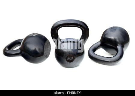 drei schwarze glänzende 35 lb Eisen Kettlebells für Gewichtheben und Fitness-Training, isoliert auf weiss mit Beschneidungspfade Stockfoto