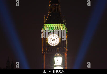 London, UK. 10. Mai 2015. 70. Jubiläum des Endes des zweiten Weltkriegs in Europa, V für Sieg Suchscheinwerfer durchbohren den Nachthimmel von der Basis des Turms Elizabeth am Palace of Westminster. Bildnachweis: Malcolm Park Leitartikel/Alamy Live-Nachrichten Stockfoto