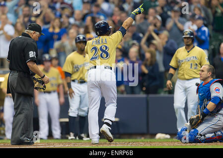 Milwaukee, WI, USA. 9. Mai 2015. Milwaukee Brewers Recht Fielder Gerardo Parra #28 Home Runs in der Major League Baseball Spiel zwischen den Milwaukee Brewers und den Chicago Cubs im Miller Park in Milwaukee, Wisconsin. John Fisher/CSM/Alamy Live-Nachrichten Stockfoto