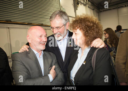 Belfast UK. 7. Mai 2015 Parlamentswahl: (L-R) Alex Maskey, Gerry Adams und Carál Ní Chuilín Chat bei Belfast Wahl Zählung Stockfoto