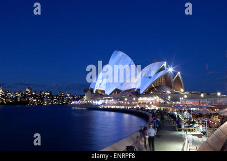 Das Sydney Opera House leuchtet am Nachthimmel wie Zuschauer Kandidat Gewinner Fotobilder pop-up auf die Oper zu sehen. Stockfoto