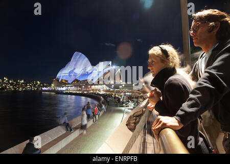 Ein paar mit Blick auf den Hafen in der Nähe von Sydney Opera House in Australien. Stockfoto